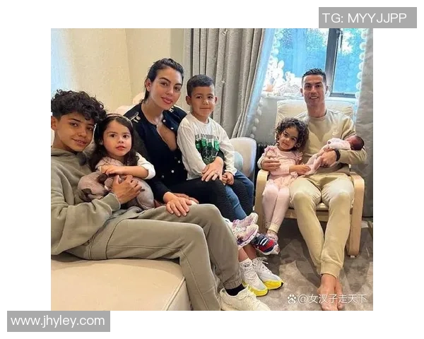 足球明星妻子背后的故事与她们的光辉人生揭秘