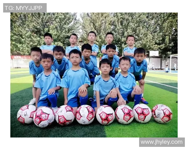 足球明星携手小孩共筑梦想绿茵场传递快乐与希望